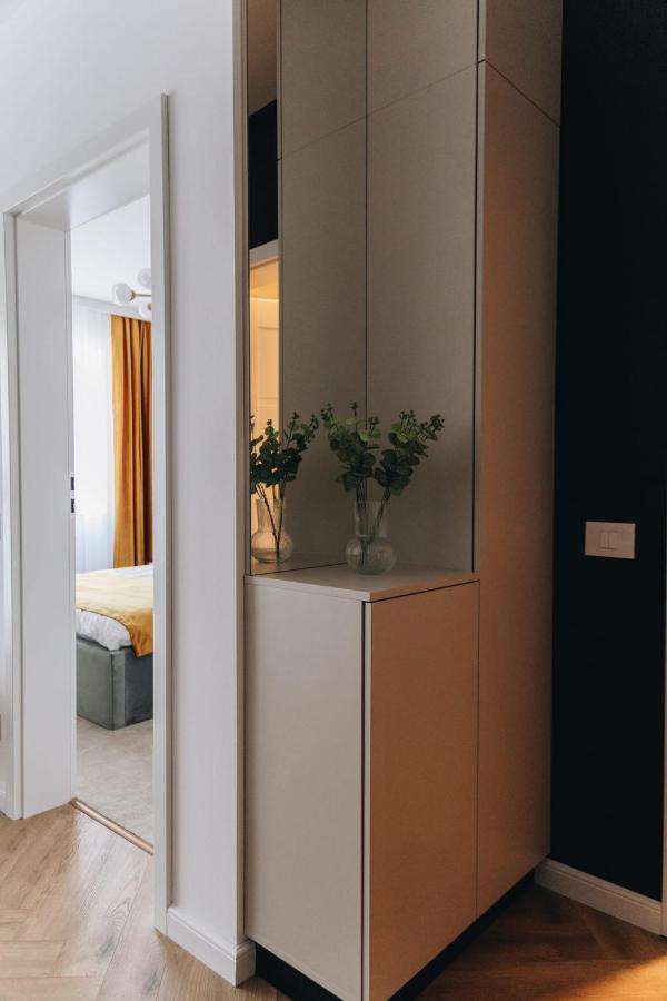 Tulip Apartment Oradea Buitenkant foto