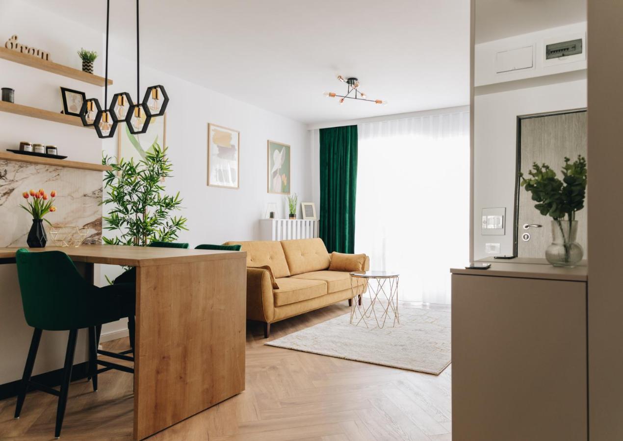 Tulip Apartment Oradea Buitenkant foto