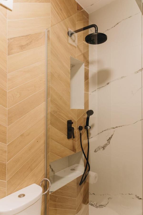 Tulip Apartment Oradea Buitenkant foto