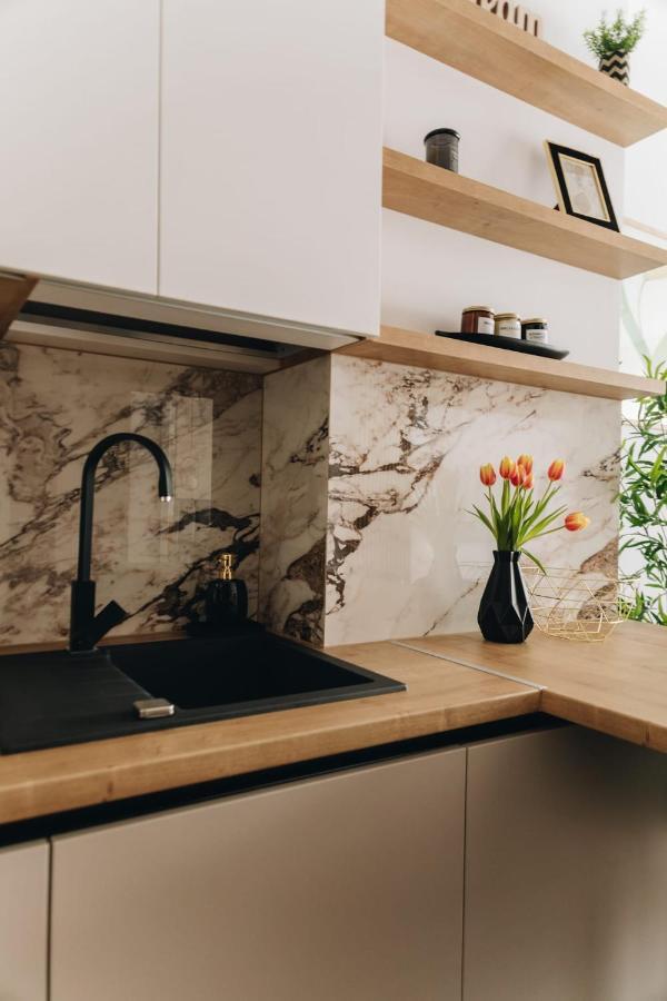 Tulip Apartment Oradea Buitenkant foto