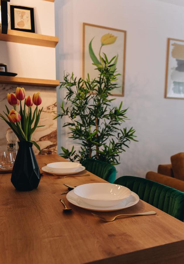 Tulip Apartment Oradea Buitenkant foto