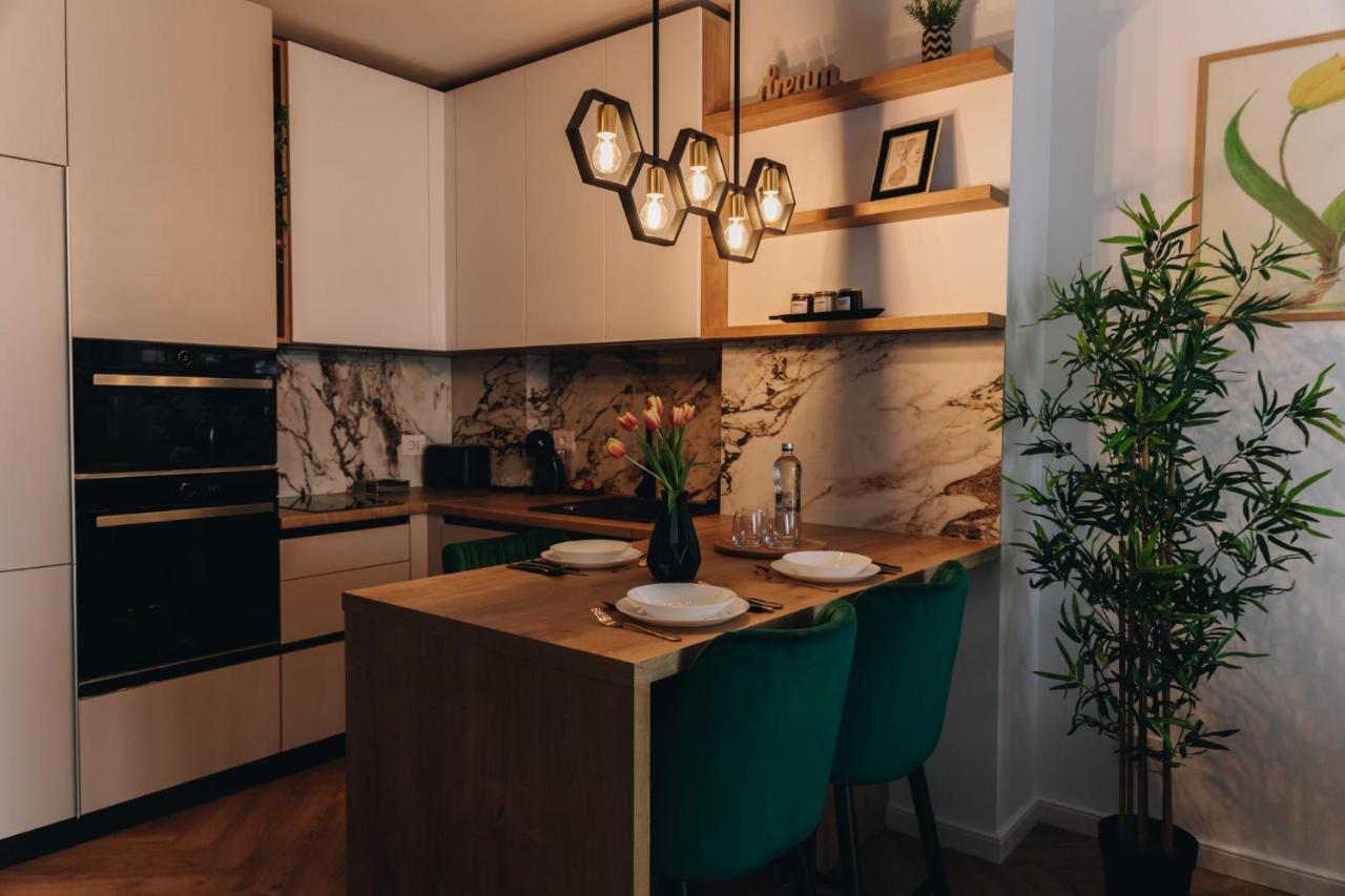 Tulip Apartment Oradea Buitenkant foto