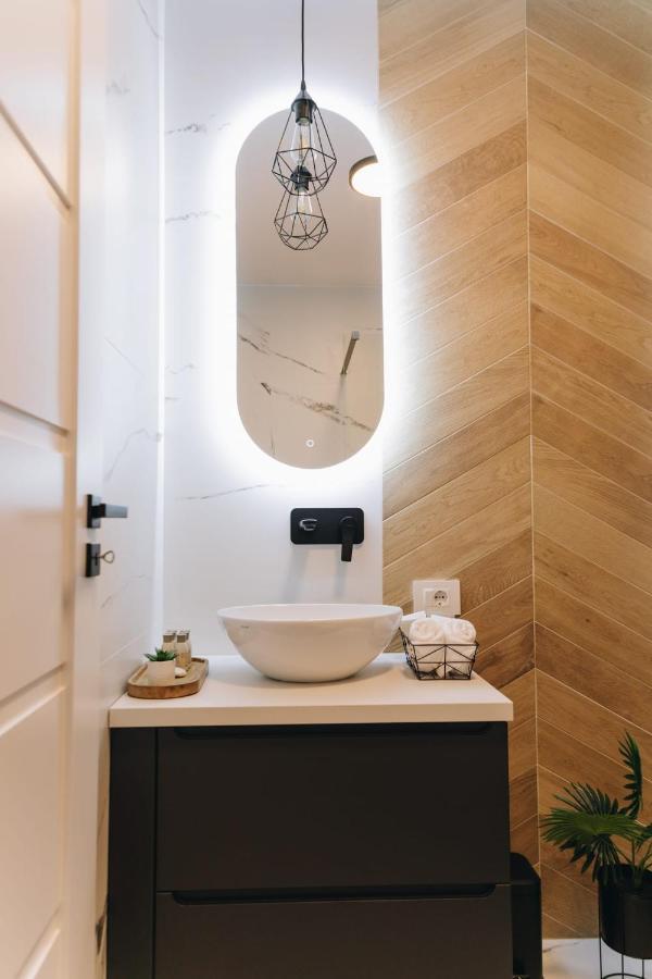 Tulip Apartment Oradea Buitenkant foto