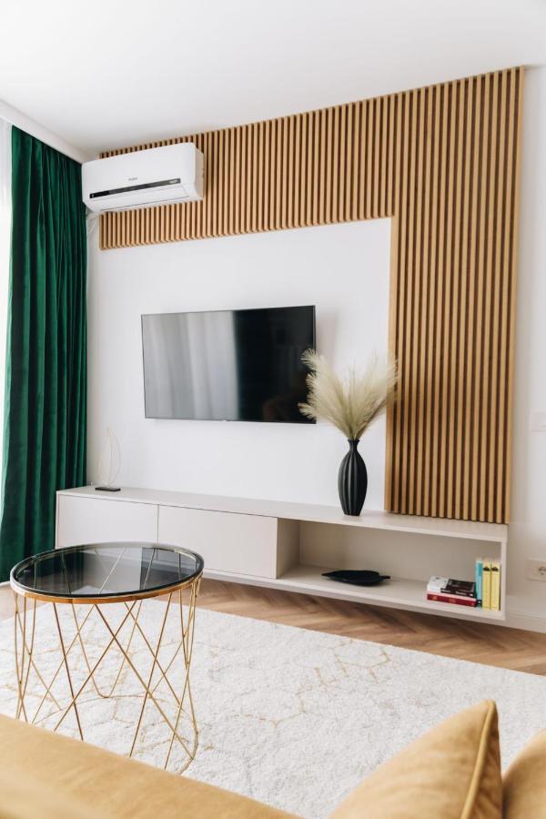 Tulip Apartment Oradea Buitenkant foto