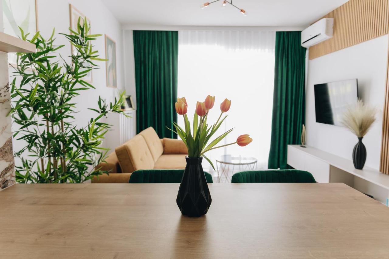 Tulip Apartment Oradea Buitenkant foto