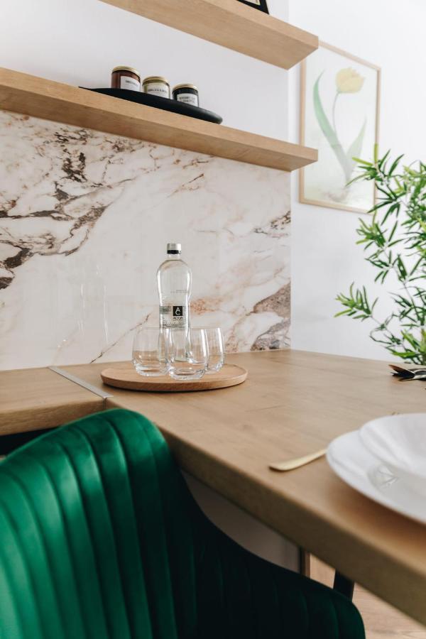 Tulip Apartment Oradea Buitenkant foto
