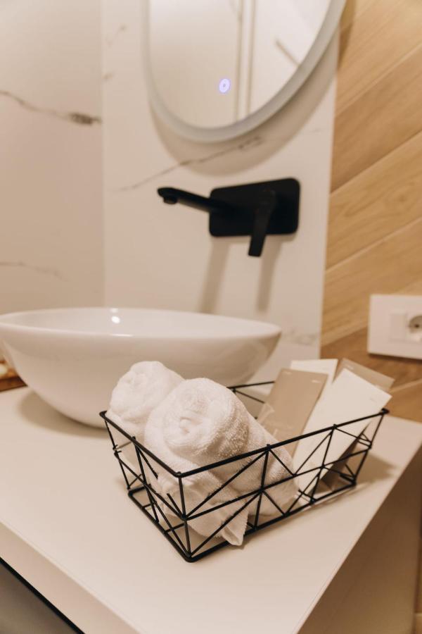 Tulip Apartment Oradea Buitenkant foto